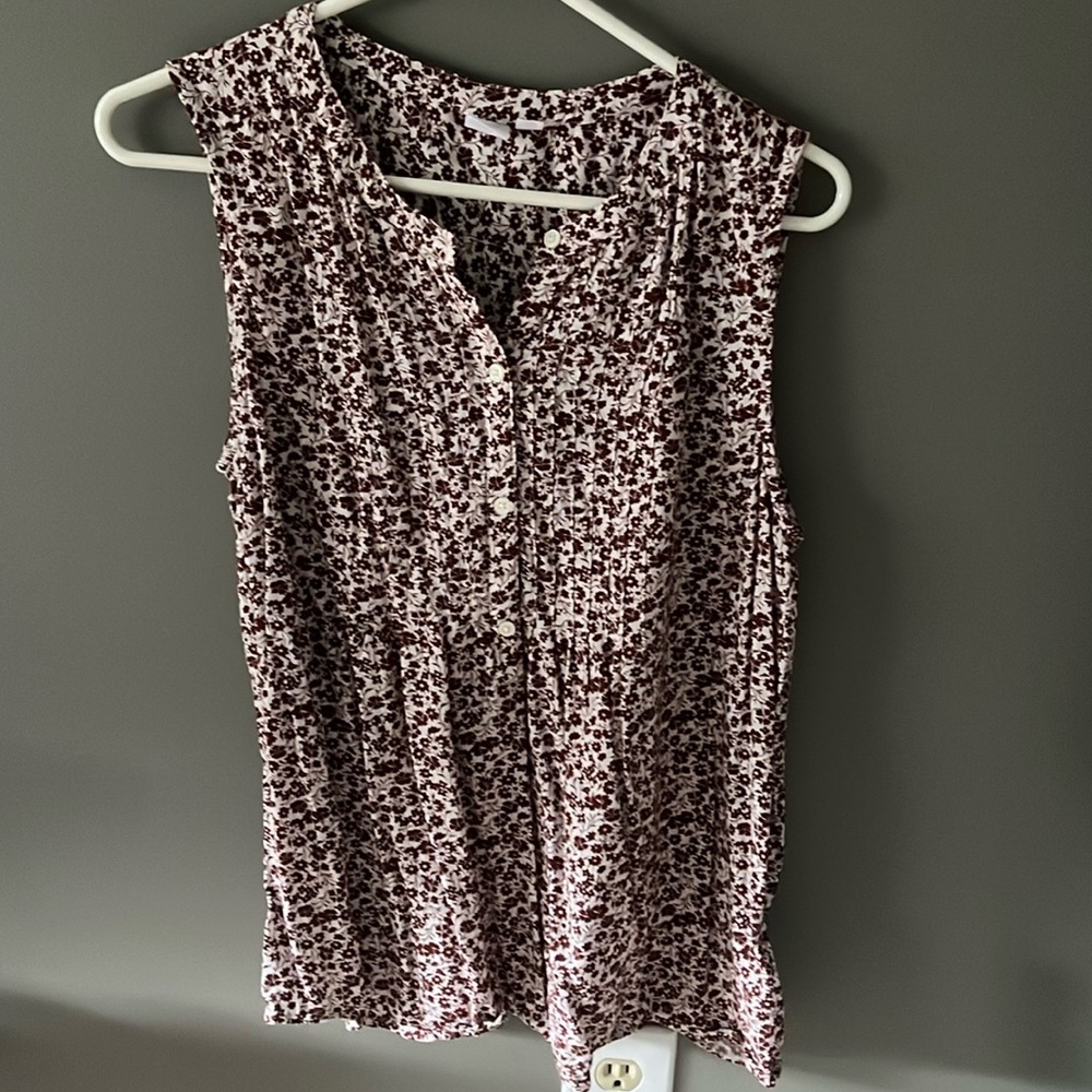 Maroon/ white flowered GAP Medium sleeveless top 🌺✨